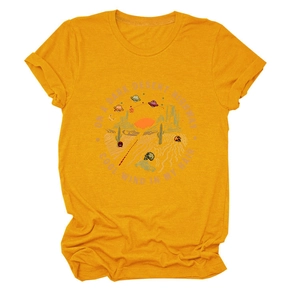 Dettaglio di t-shirt in cotone giallo senape con stampa desertica vintage e maniche risvoltate