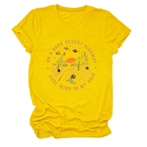 Dettaglio di t-shirt gialla in cotone con grafica vintage del deserto e testo stampato