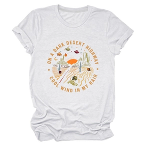 Dettaglio della stampa grafica retrò deserto su t-shirt in cotone bianco a girocollo
