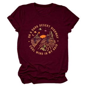 Dettaglio della grafica vintage del deserto su t-shirt bordeaux a girocollo con stampa cactus