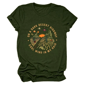Dettaglio della stampa grafica desert retrò su t-shirt in cotone verde scuro con testo