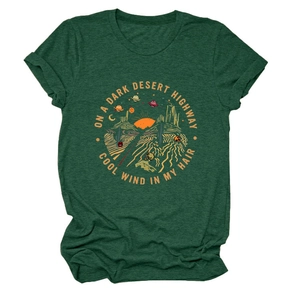 Dettaglio della grafica vintage con autostrada del deserto su t-shirt in cotone verde