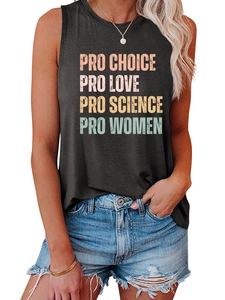 Détail d'un débardeur en coton noir avec lettrage vintage coloré pro choice pro love