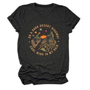 Dettaglio della stampa grafica desert vintage su t-shirt grigio scuro in cotone a girocollo