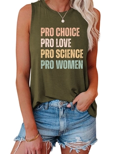 Détail du slogan Pro Choice sur le débardeur sans manches en coton vert armée