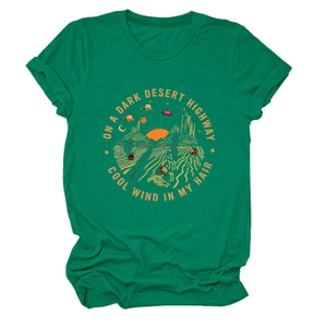 Dettaglio della stampa grafica retrò con deserto e UFO su una t-shirt in cotone verde