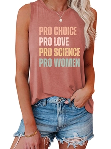 Détail du débardeur rouge brique avec slogans rétro Pro Choice et Pro Love colorés