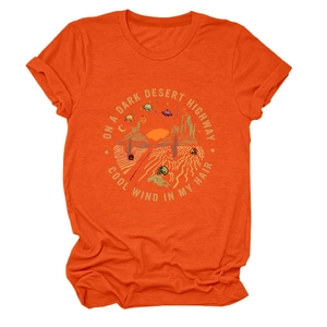 Dettaglio della stampa vintage desert highway su una t-shirt in cotone arancione