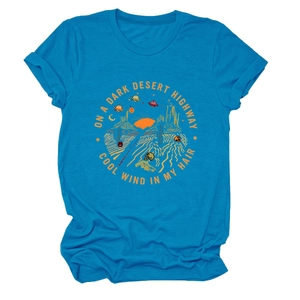 Dettaglio della t-shirt blu con grafica On a Dark Desert Highway e cactus del deserto