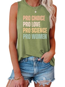 Détail du débardeur vert olive avec slogan Pro Choice Pro Love en typographie colorée