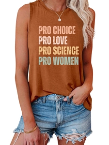 Détail du haut en tricot sans manches caramel avec texte Pro Choice Pro Love dégradé
