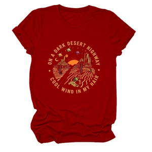 Dettaglio della stampa grafica desert highway su una t-shirt rossa con girocollo