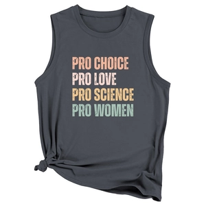 Détail du débardeur gris ample avec slogans Pro Choice colorés et nœud à la taille