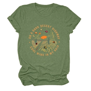 Dettaglio della grafica vintage desert su t-shirt girocollo verde scuro melange