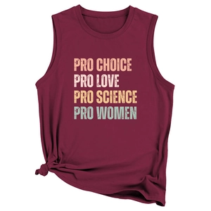 Détail d'un débardeur bordeaux avec slogans imprimés Pro Choice et Pro Love colorés