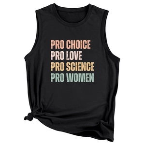 Détail du débardeur noir avec slogans Pro Choice Pro Love colorés et nœud sur le côté