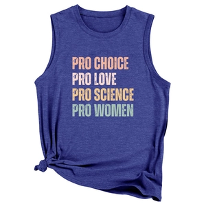 Détail d'un débardeur bleu-violet avec imprimé Pro Choice et nœud sur le côté