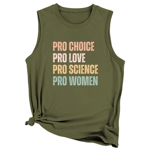 Détail du débardeur vert armée avec imprimé Pro Choice Pro Love et nœud à l'ourlet