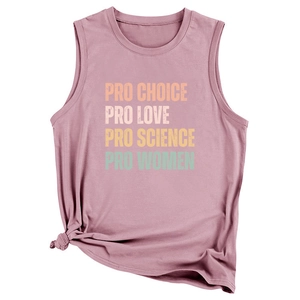 Détail d'un débardeur vieux rose avec slogan Pro Choice coloré et ourlet noué stylé