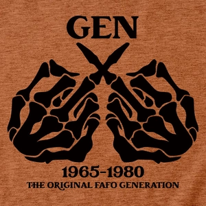 Makro-Detail des GEN 1965-1980 Aufdrucks auf rostorangefarbenem Baumwoll-T-Shirt-Stoff