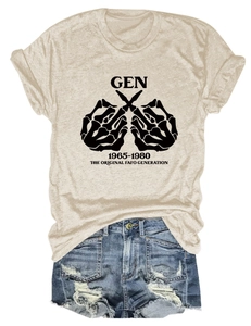 Detailansicht Damen T-Shirt mit GEN 1965-1980 Totenkopf-Print und Denim-Shorts