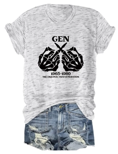 Detail eines grauen T-Shirts mit GEN 1965-1980 Aufdruck und Jeans-Shorts Outfit
