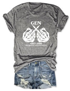 Details des grauen T-Shirts mit GEN 1965-1980 Aufdruck und Jeans-Shorts