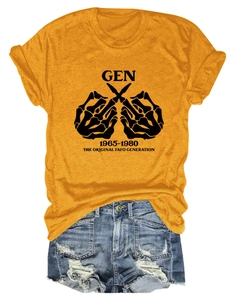 Flachbild von gelbem Gen 1965-1980 Grafik-T-Shirt und zerrissenen Denim-Shorts