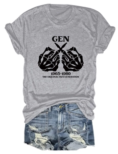 Detail eines grauen Gen 1965-1980 T-Shirts mit blau distressed Denim-Shorts