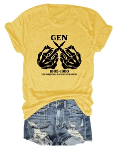 Detailansicht eines senfgelben T-Shirts mit Skelett-Grafik und Gen 1965-1980 Schriftzug