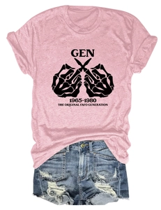 Rosa T-Shirt GEN 1965-1980 kombiniert mit destroyed blauen Denim-Shorts