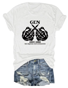 Flachbild von weißem T-Shirt mit GEN 1965-1980 Druck und distressed Denim Shorts
