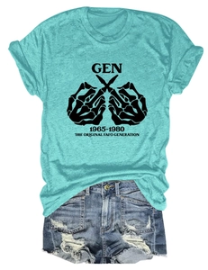 Nahaufnahme des Gen 1965-1980 Grafikdrucks auf blaugrünem T-Shirt mit Jeans-Shorts