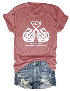 Nahaufnahme von ziegelrotem T-Shirt mit Aufdruck und zerrissenen Denim-Shorts im Set