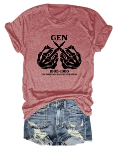 Detail eines ziegelroten Baumwoll-T-Shirts mit Totenkopf-Grafik und FAFO GEN-Aufdruck