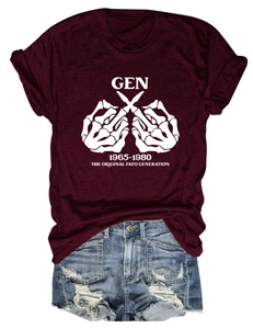 Flachbild-Layout von weinrotem T-Shirt Gen 1965-1980 mit destroyed hellblauen Denim-Shorts