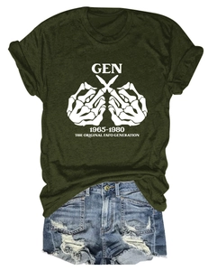 Dunkelgrünes Gen X T-Shirt kombiniert mit destroyed Denim-Shorts auf weißem Grund