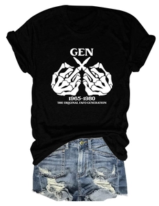 Detail von Gen X 1965-1980 T-Shirt mit destroyed blauen Denim-Shorts im Set