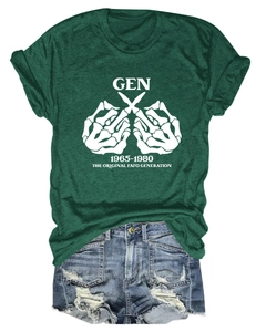 Flach liegendes Gen X T-Shirt mit Totenkopf-Grafik und distressed Denim-Shorts