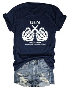 Detail eines dunkelblauen T-Shirts mit Totenkopf-Print und Destroyed-Denim-Shorts