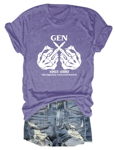 Detail eines lila T-Shirts mit Gen 1965-1980 Aufdruck und distressed Denim-Shorts