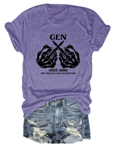 Detail des lila Gen 1965-1980 T-Shirts und Denim-Shorts mit ausgefransten Saumkanten