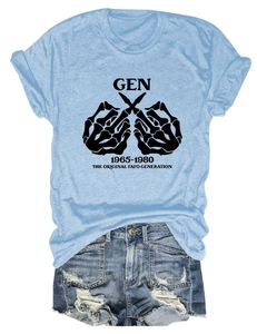 Detail von Gen 1965-1980 Aufdruck auf blauem Baumwollshirt mit Distressed Denim Shorts
