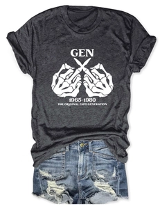 Detailansicht des Gen 1965-1980 Grafikdrucks auf dem dunkelgrauen Kurzarm-T-Shirt
