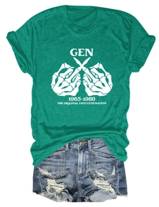 Flach liegendes grünes GEN 1965-1980 T-Shirt mit Totenkopf und Distressed-Jeans-Shorts