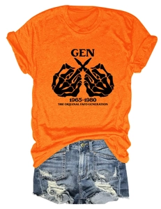 Detail des Grafikdrucks Gen 1965-1980 auf orangefarbenem T-Shirt und Denim-Shorts