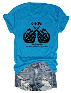 Detail eines blauen GEN 1965-1980 T-Shirts mit Totenkopf-Grafik und Denim-Shorts