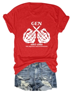 Flachbild des roten GEN 1965-1980 Baumwoll-T-Shirts mit Jeans-Shorts im Used-Look
