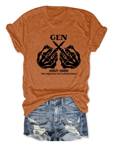 Flachbild-Detail von terrakottafarbenem Gen 1965-1980 T-Shirt und zerrissenen Shorts