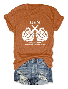 Flach liegendes oranges GEN 1965-1980 T-Shirt kombiniert mit blauen Denim-Shorts